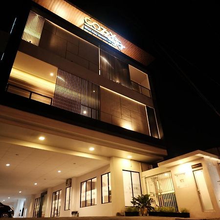 Cozzy Stay Hotel Semarang By Sinergi Exterior photo